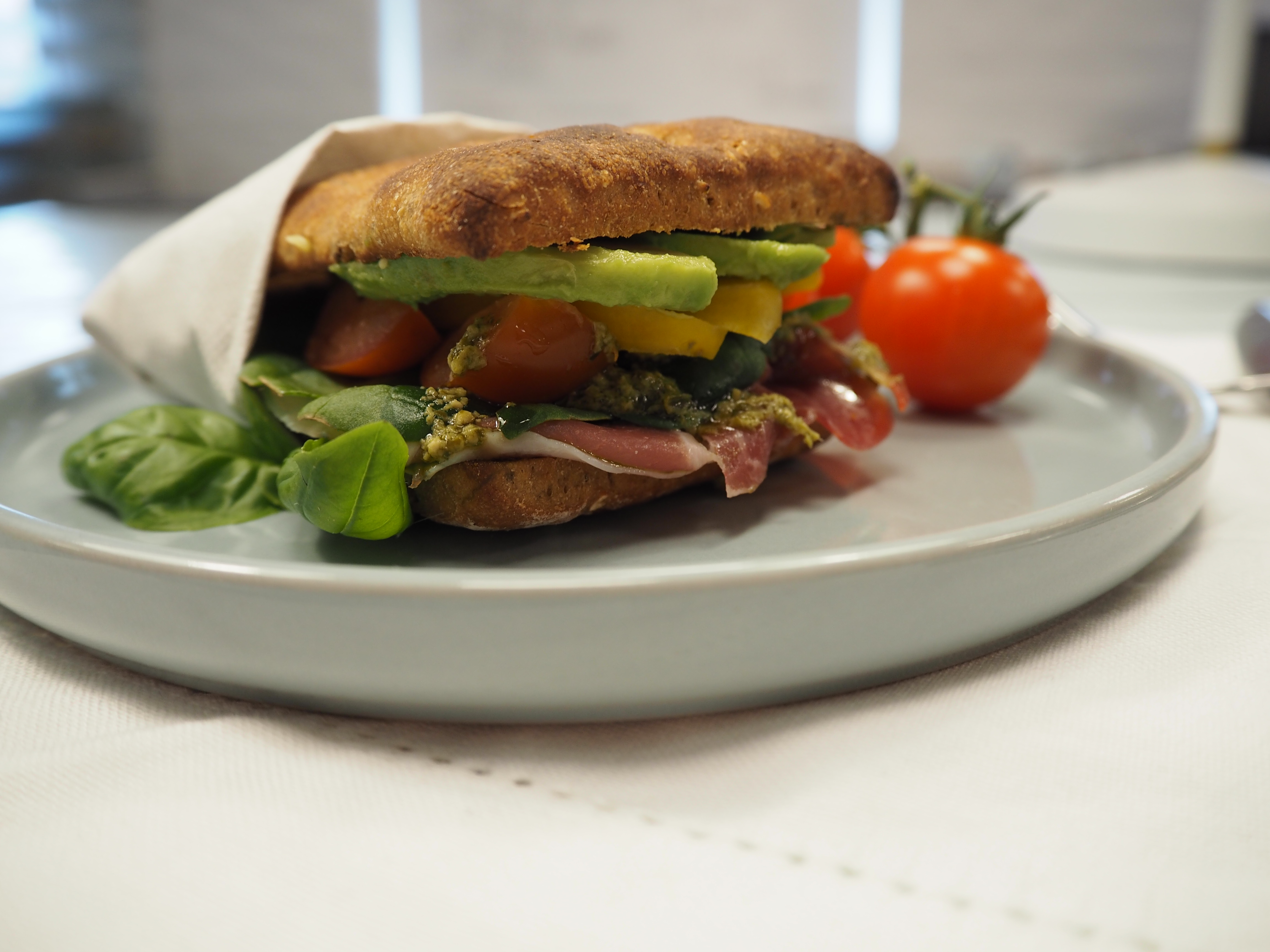 Sandwich m lufttørret skinke