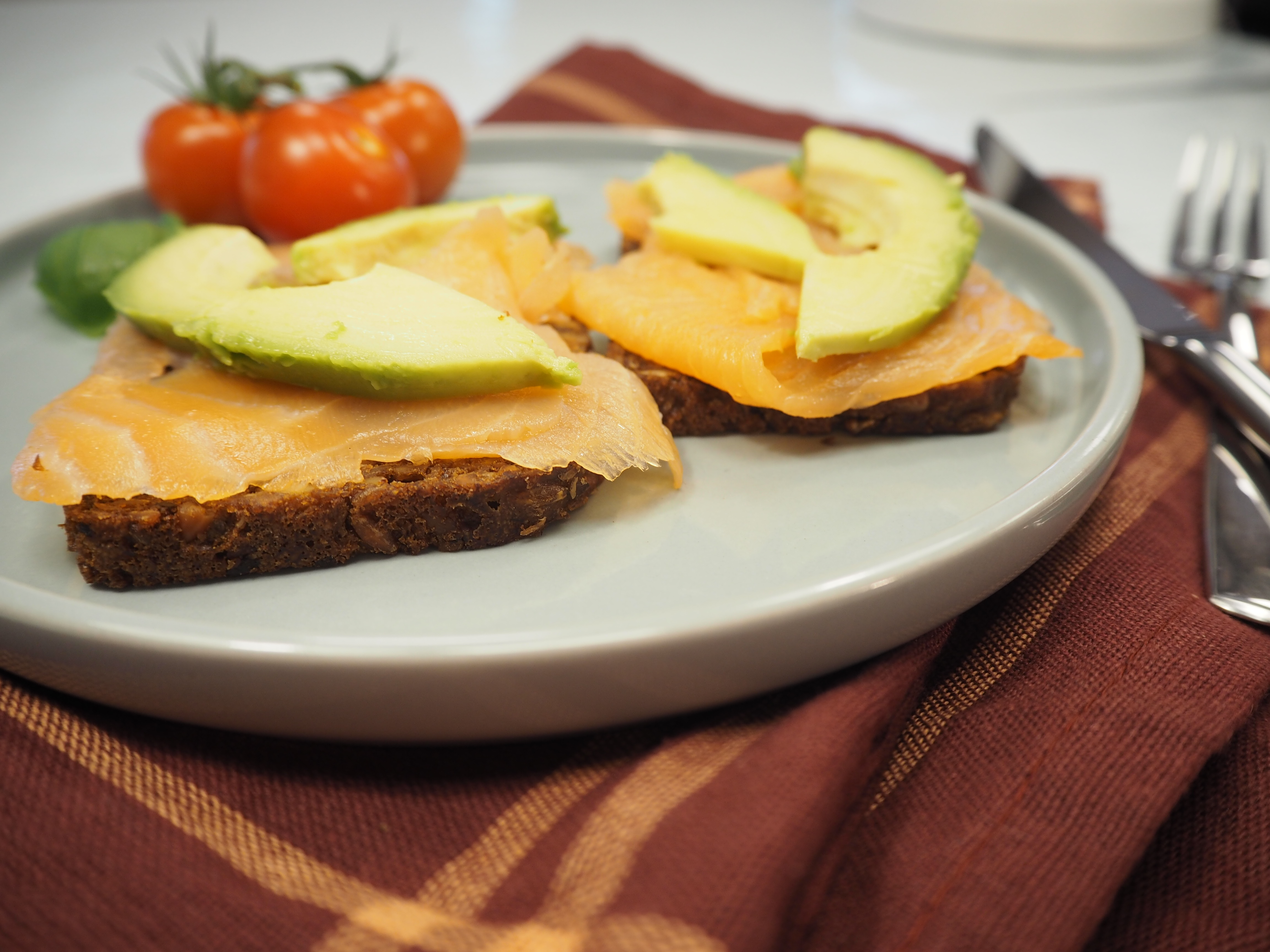 Rugbrød med røget laks og avocado