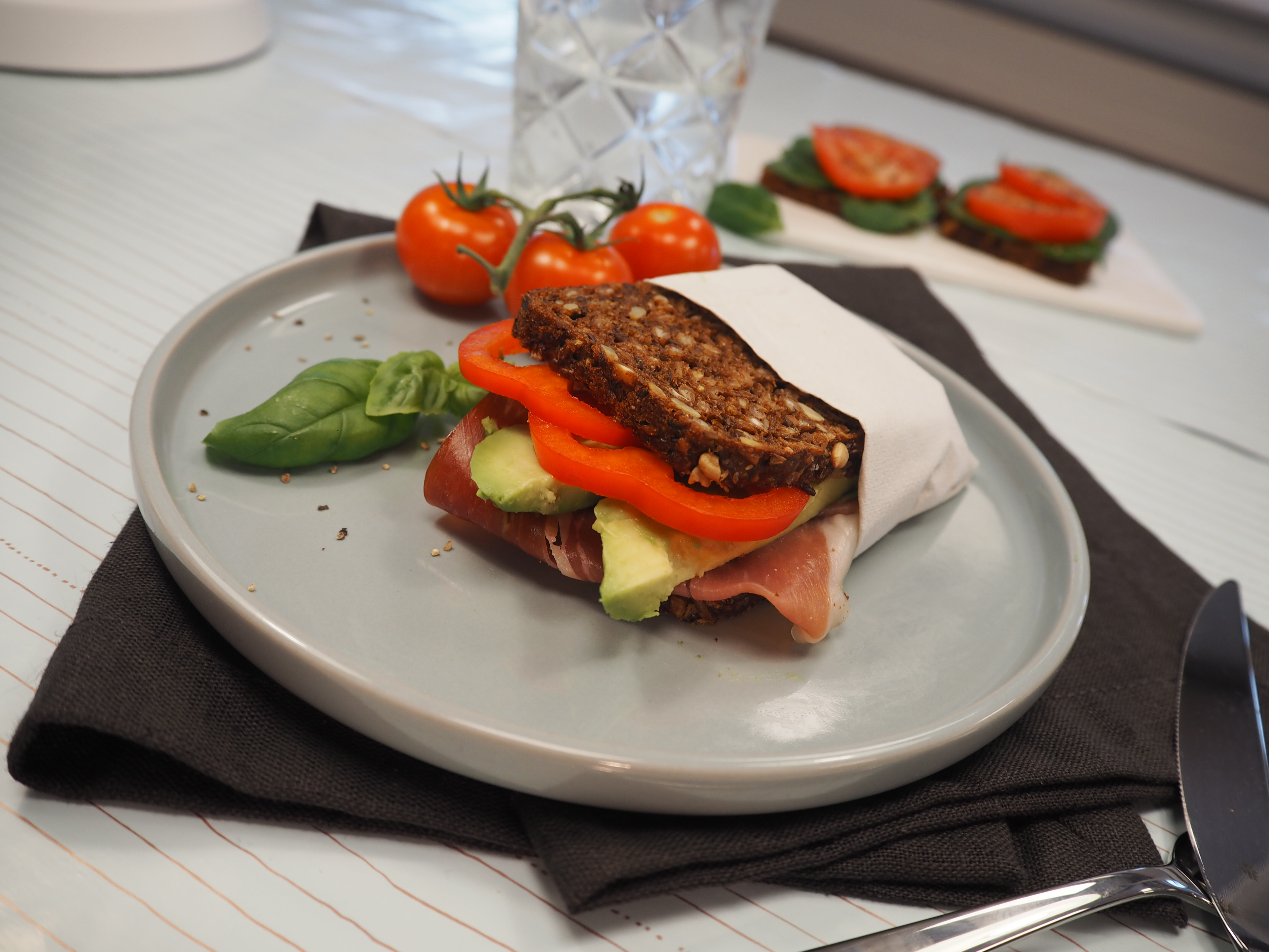 Rugbrødssandwich m skinke og avocado