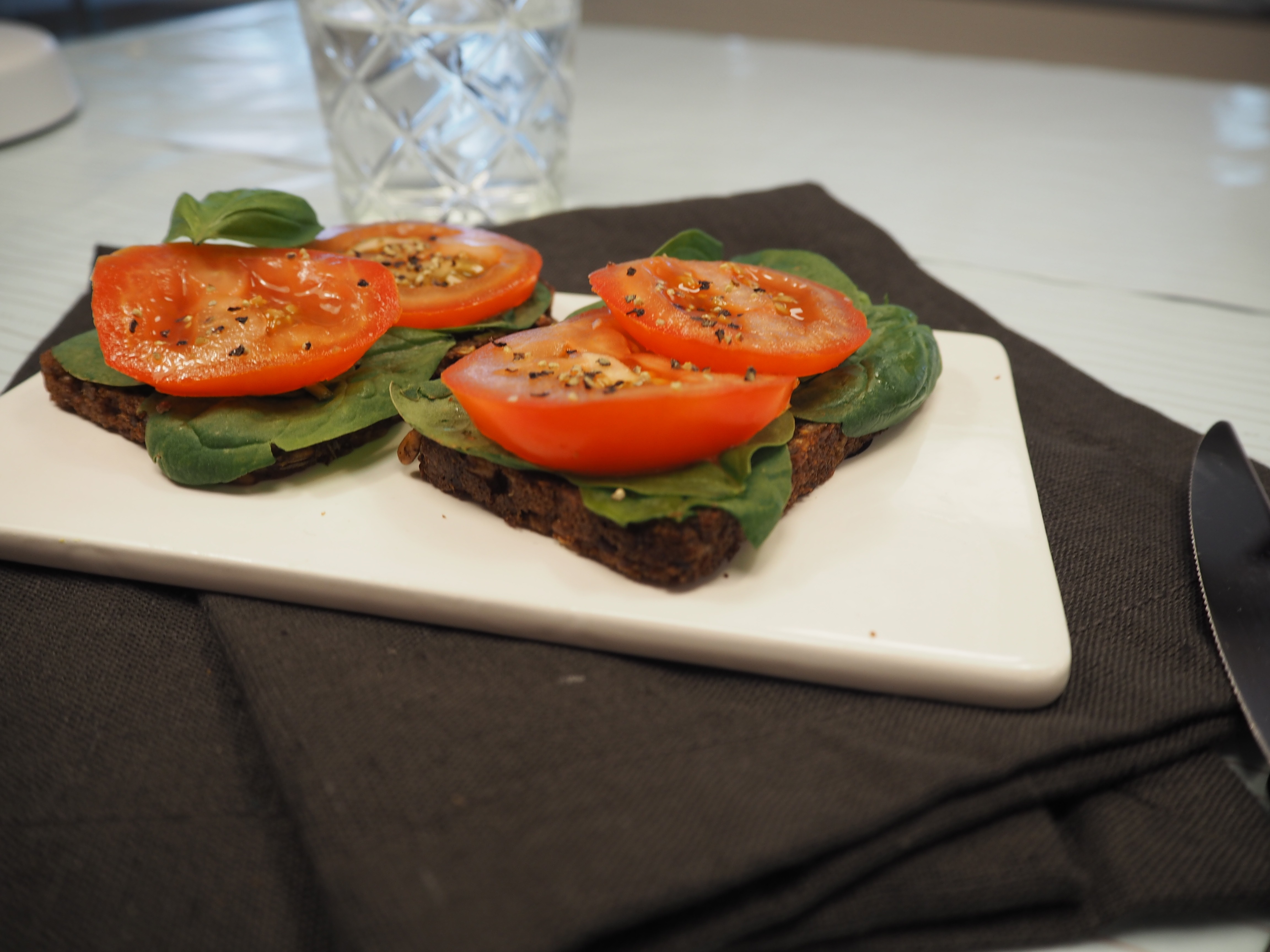 Rugbrød med tomat