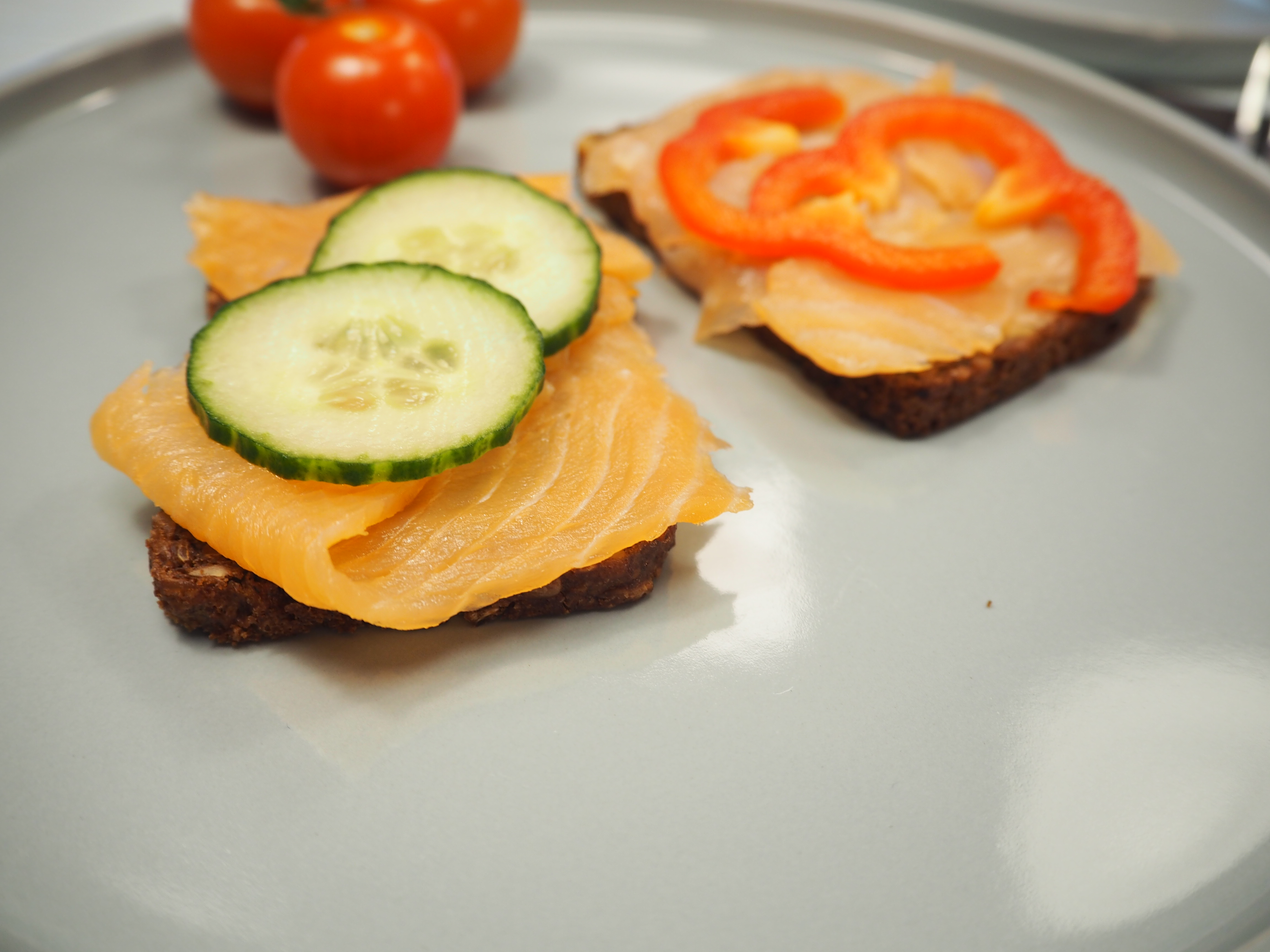 Rugbrød med røget laks