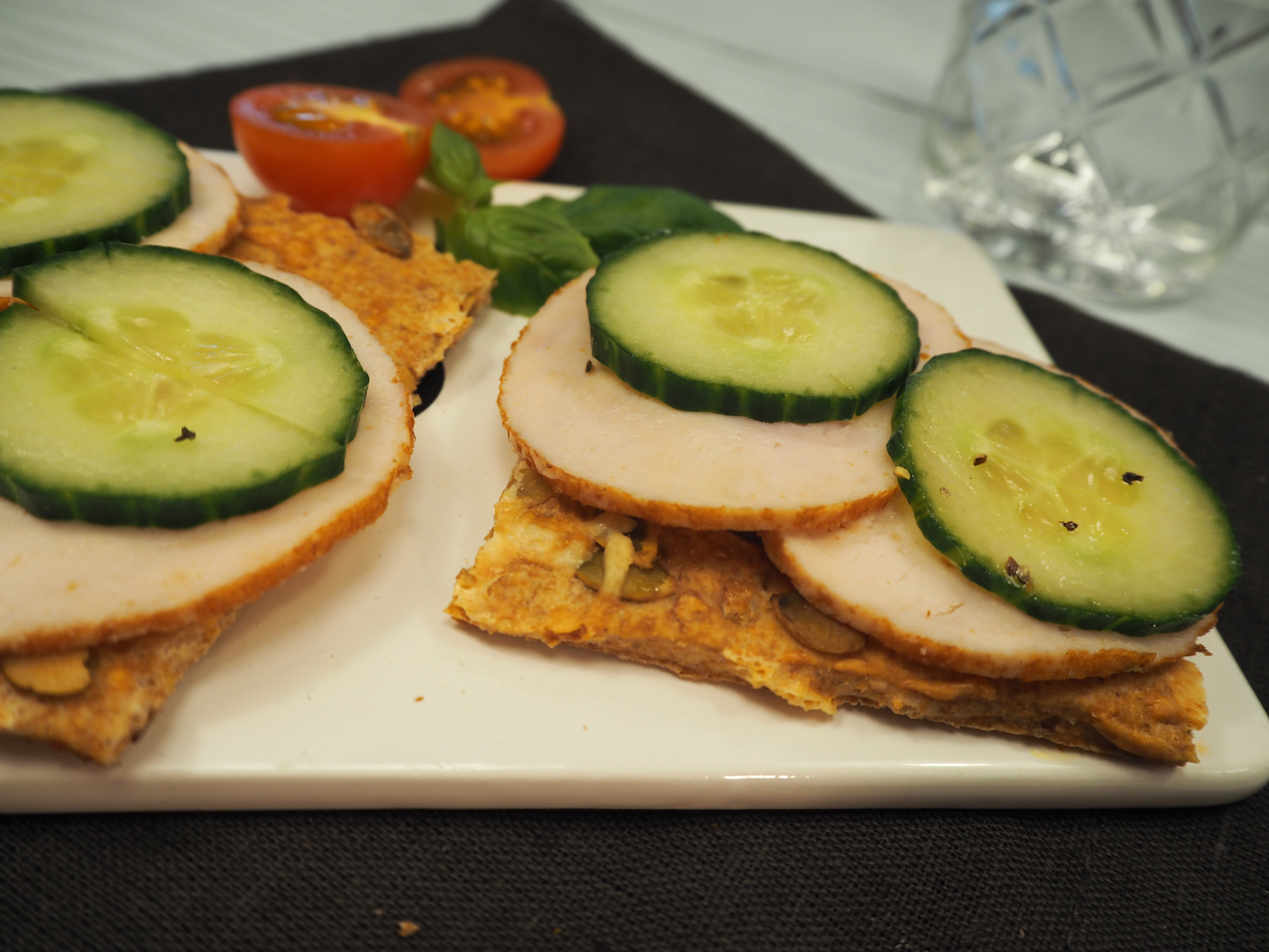Knäckebröd med kalkonspridning