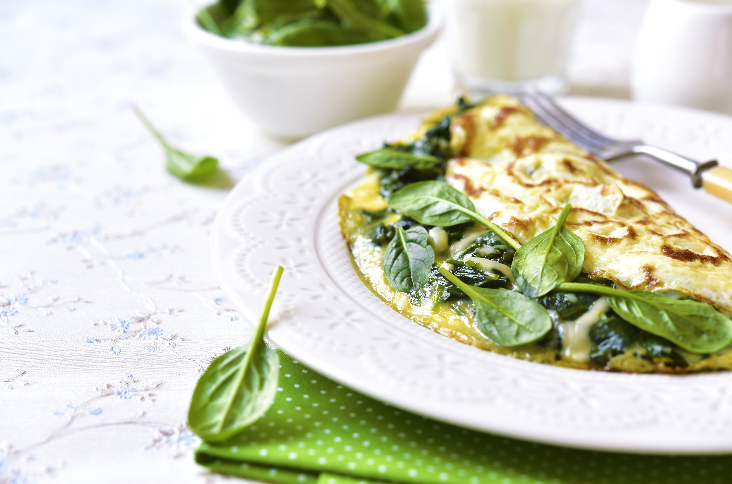 Omelet med spinat og tomat