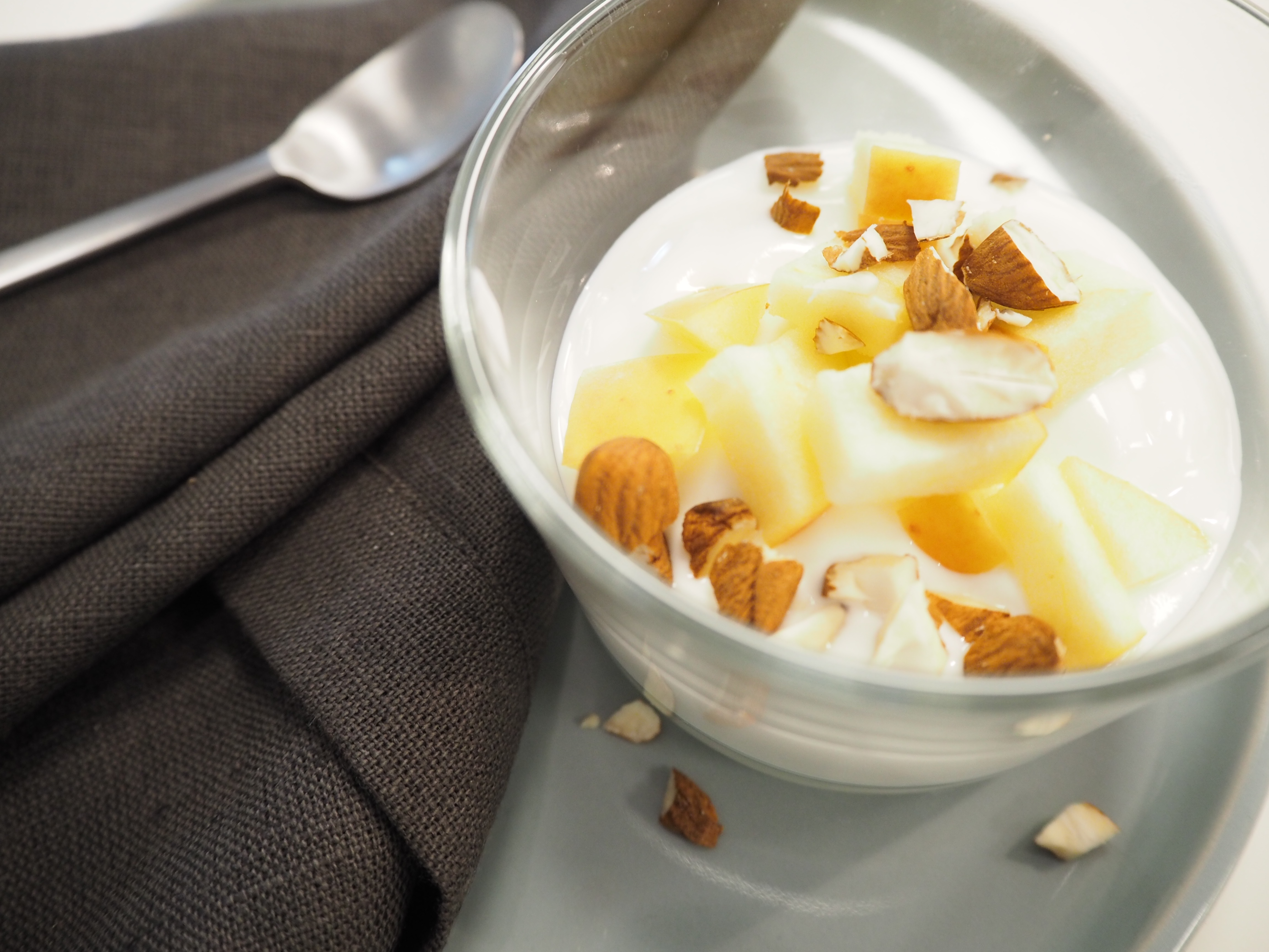 Skyr m æble, nødder og akaciehonning