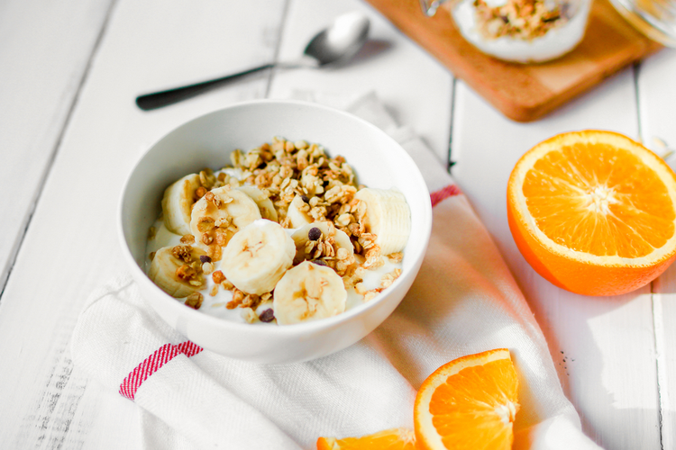 Yoghurt met muesli en banaan