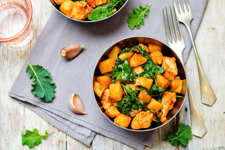 Zoete aardappel-groene kool-kip stoofpotje