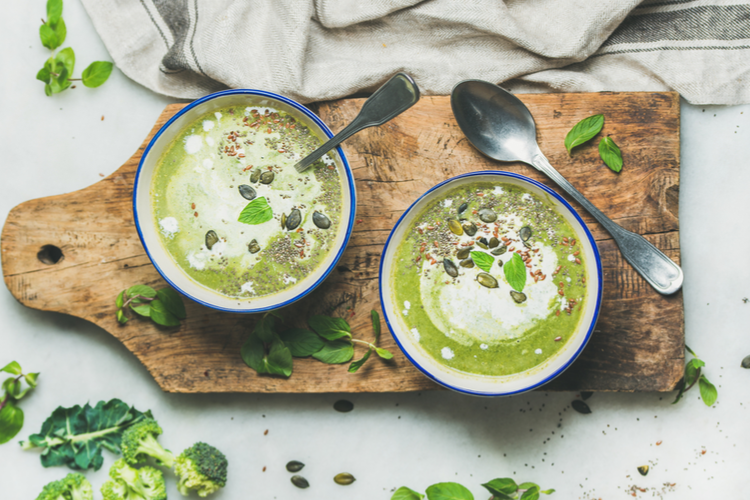 Broccoli Suppe med Mynte og Kokosmælk