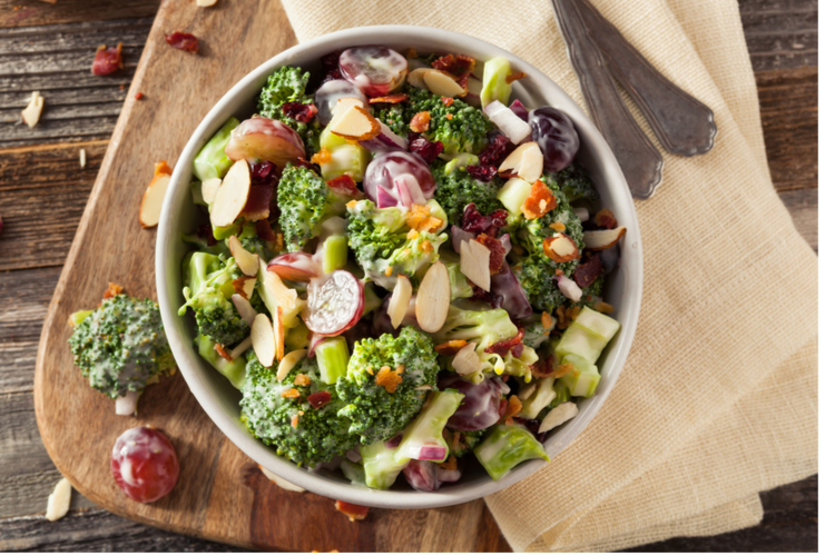 Broccoli, mandel- och druvsallad