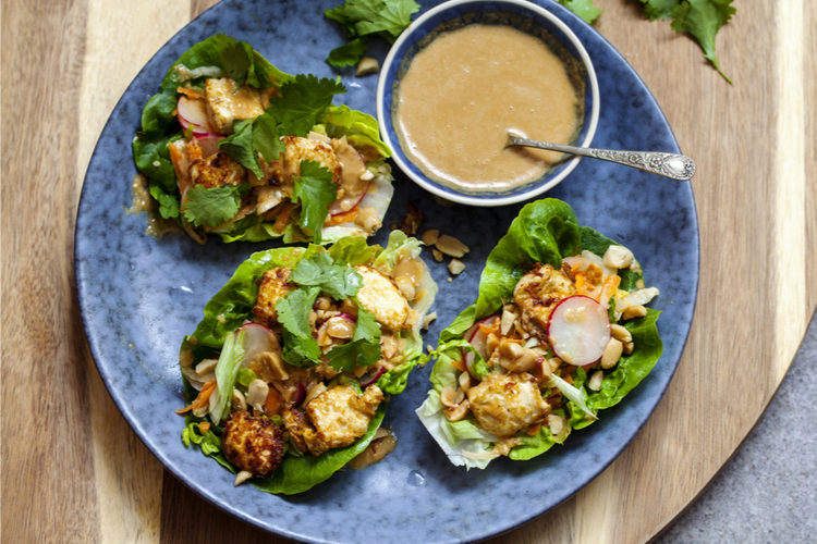 Tofu Salade Wraps met Pindasaus