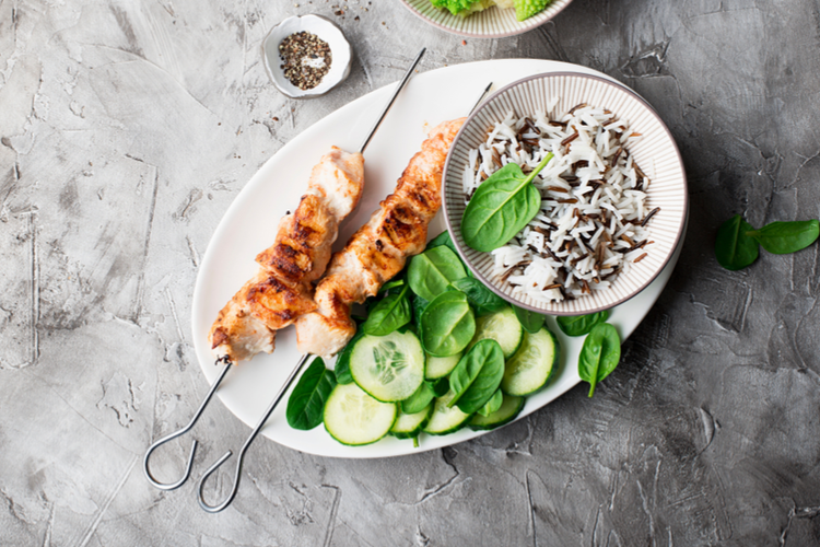 Yoghurt gemarineerde gegrilde kipspiesjes