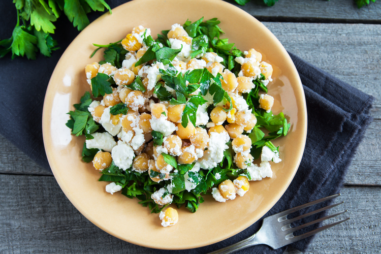 Salade van kikkererwten en spinazie