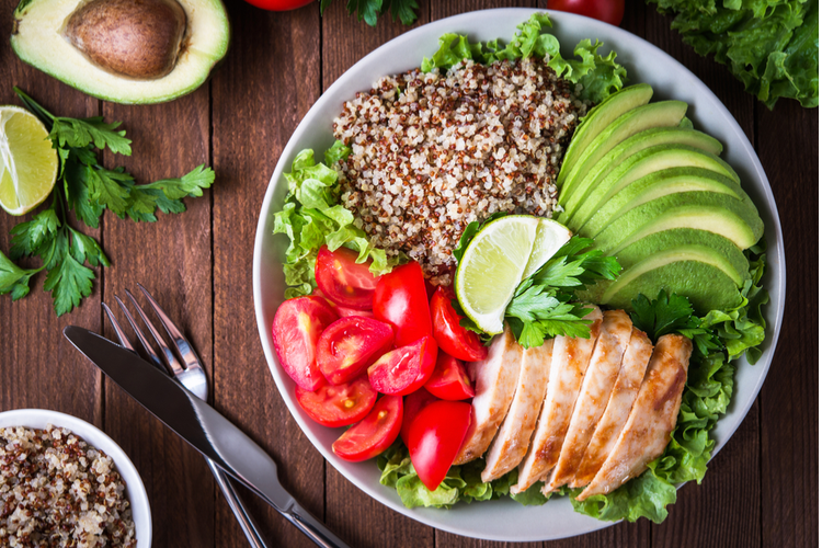 Färgglad sallad med avokado, quinoa och kyckling