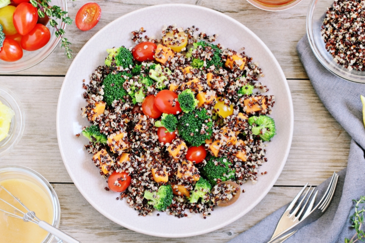 Salade met broccoli, zoete aardappel & quinoa