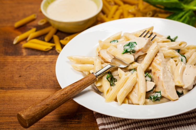 Cremet kyllinge og spinat pasta