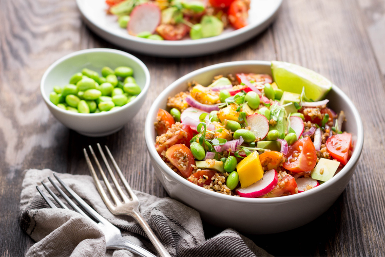Quinoa salat med edamamebønner