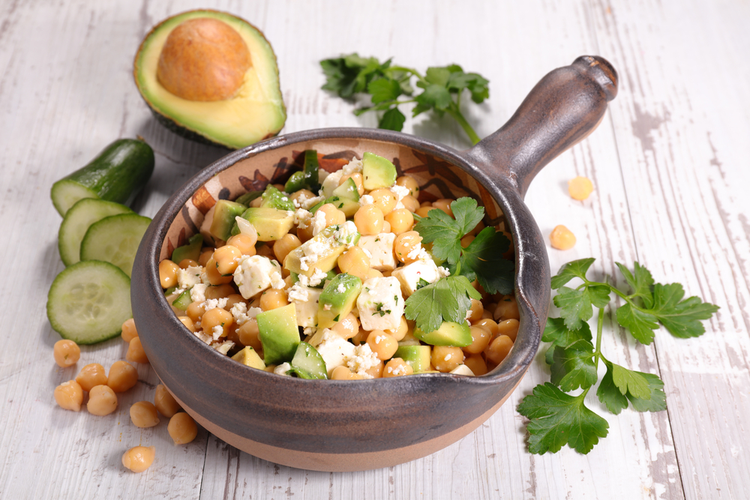 Kikkererwten-komkommer-avocado salade