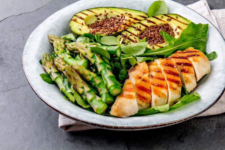 Sallad med kyckling, sparris och avokado