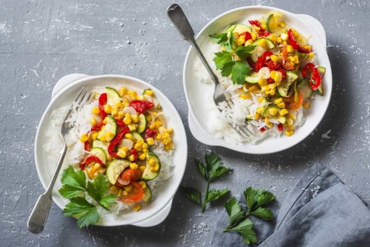 Vegetarisk maträtt med brunt ris.
