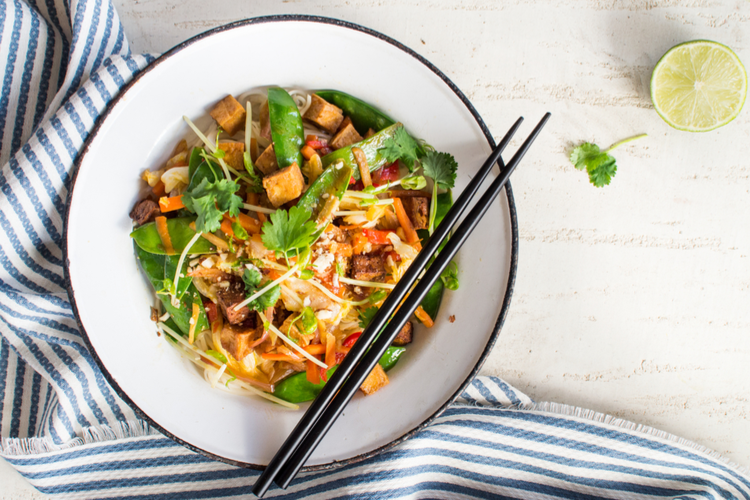 Gebakken tofu en rijstnoedels