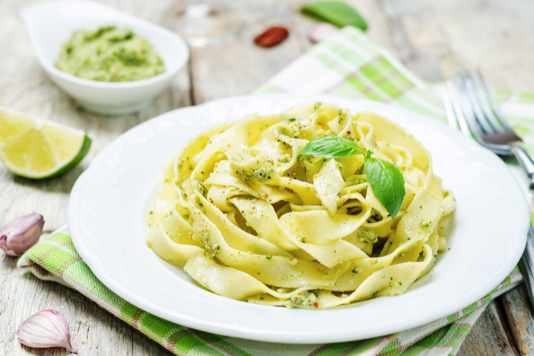 Pasta med avocado-pekannøddepesto