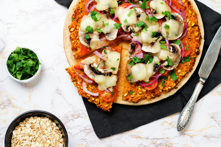 Vegan pizza van zoete aardappel