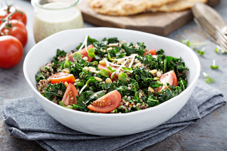 Sallad med grönkål och quinoa