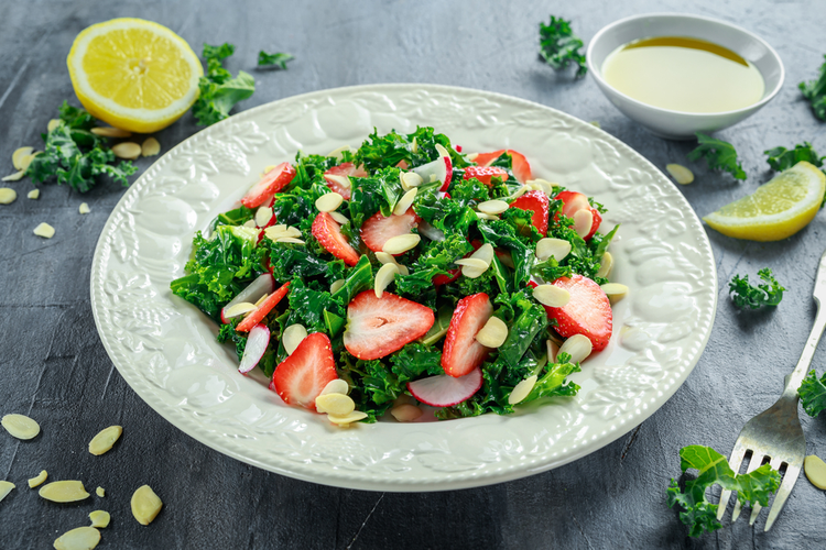Grøntkål-jordbærsalat