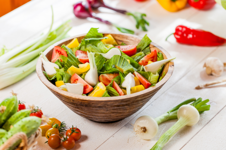 Salade van verse groenten