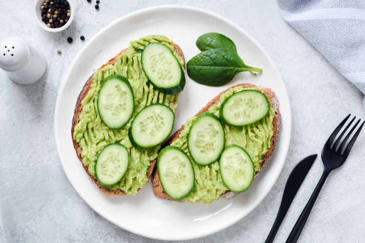 Agurk og avocado på ristet brød