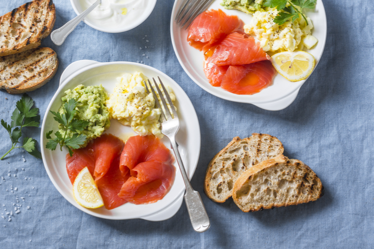 Lax, ägg och avokado på rostat bröd