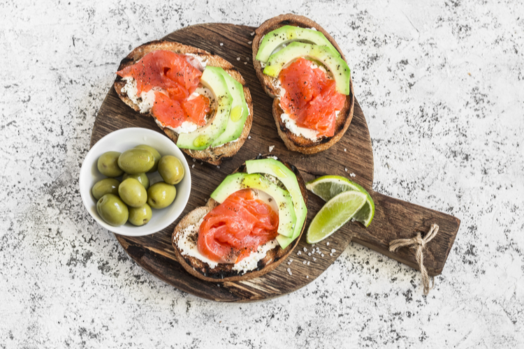 Røget laks og avocado på ristet brød