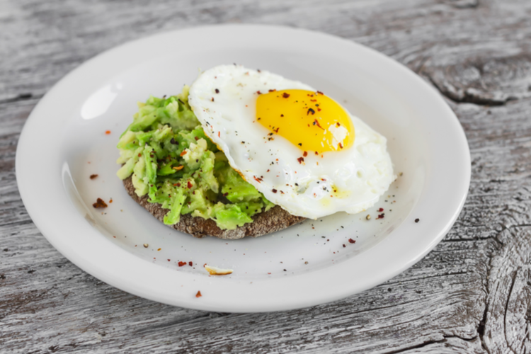 Æg og avocado på ristet rugbrød