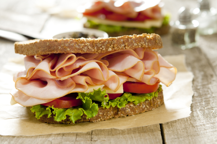 Ost og hamburgerryg sandwich
