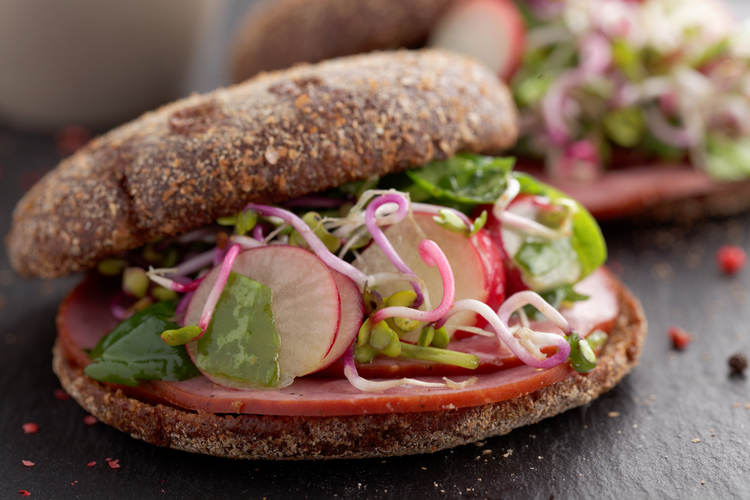Hamburger med rågbröd och ris