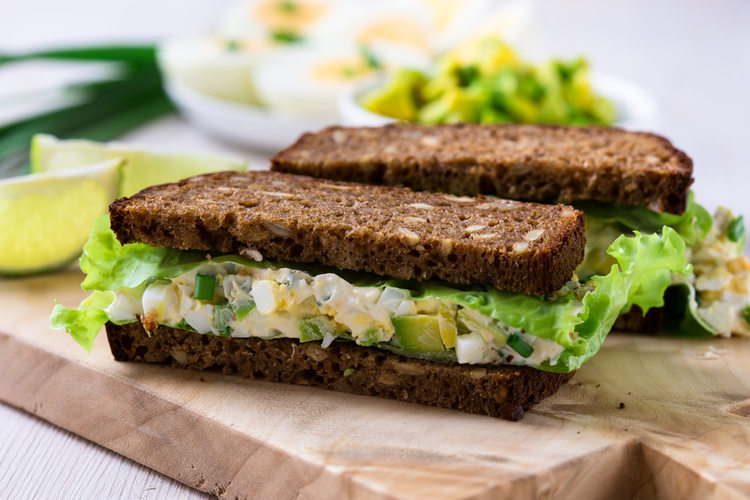 Avocado-æggesalatsandwich