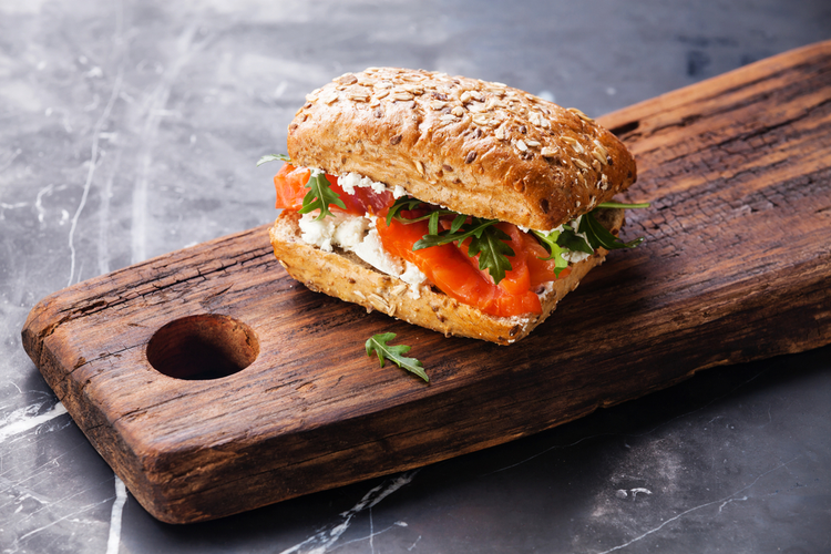 Urte-hytteost-laksesandwich