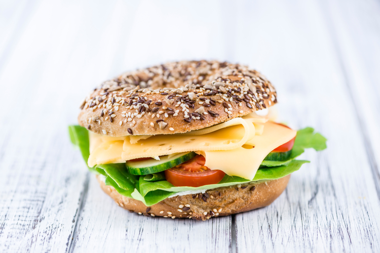 Bagel med ost, salat og tomat