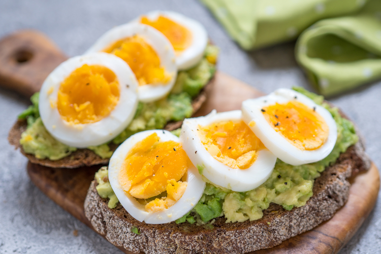 Toast med avokado och ägg