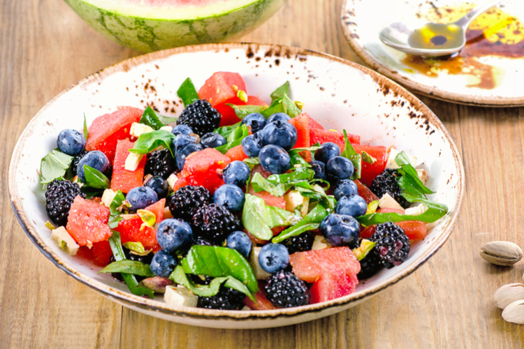 Vattenmelonsallad med skogsbär