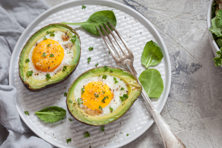 Bakade ägg i avokado