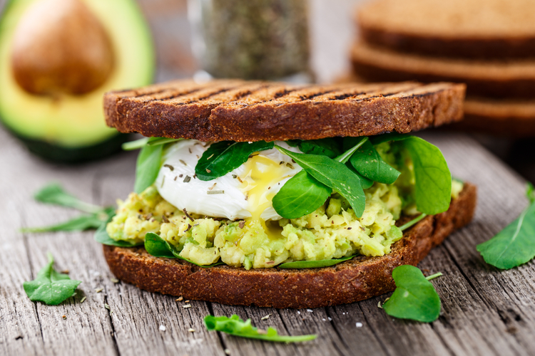 Smörgås av rågbröd med avokado och pocherat ägg