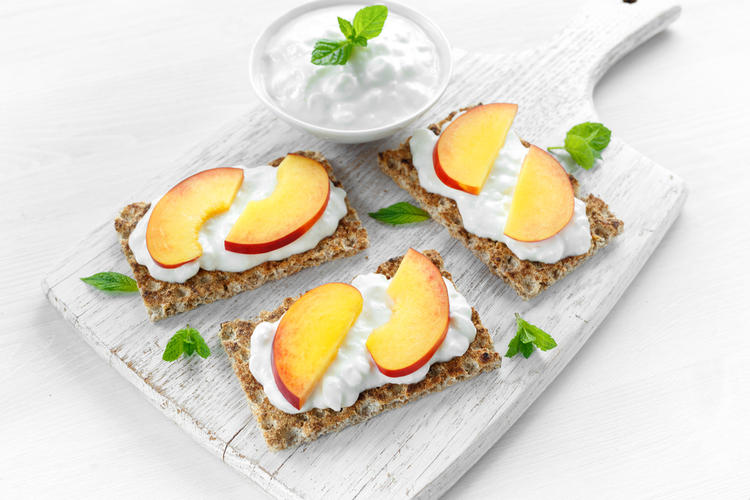 Knäckebröd med keso och nektarin