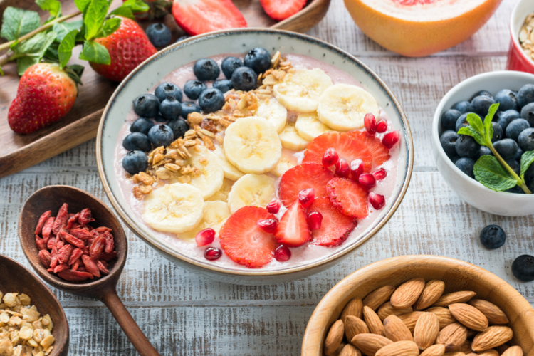 Yoghurt med frugt og granola