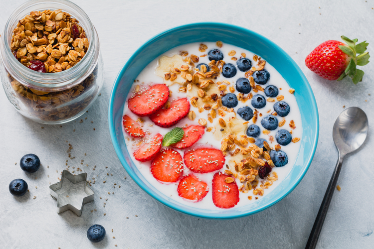Yoghurt med granola og frukt Arono.no