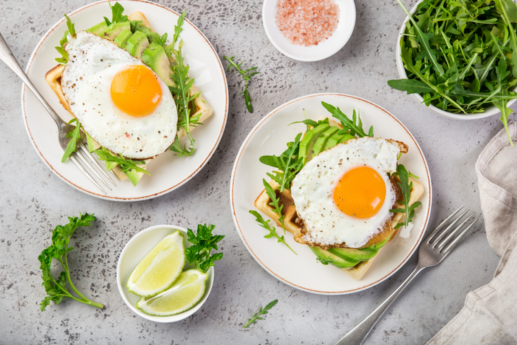 Volkoren wafel met avocado en gebakken ei