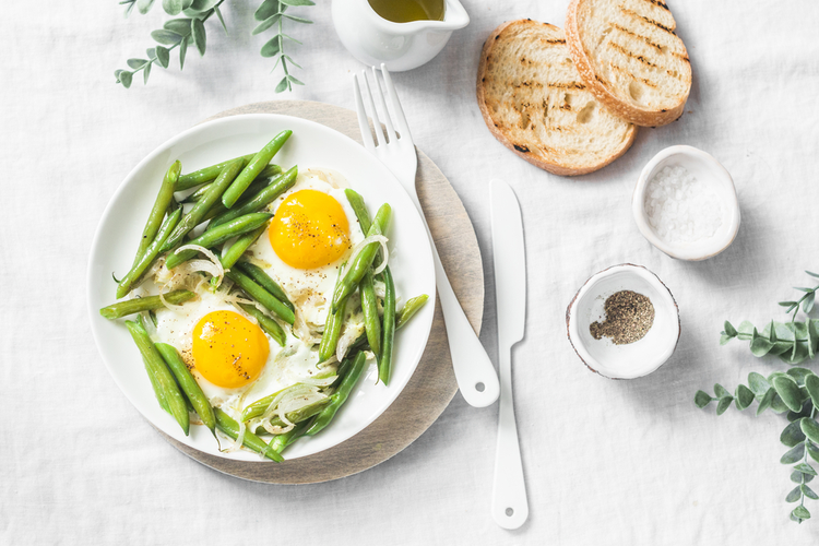 Gröna bönor, ägg och rostat bröd