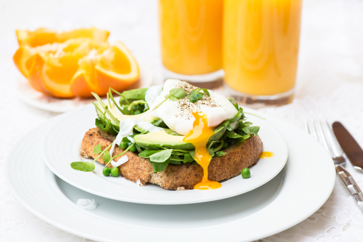 Pocherat ägg och avokado på rostat bröd