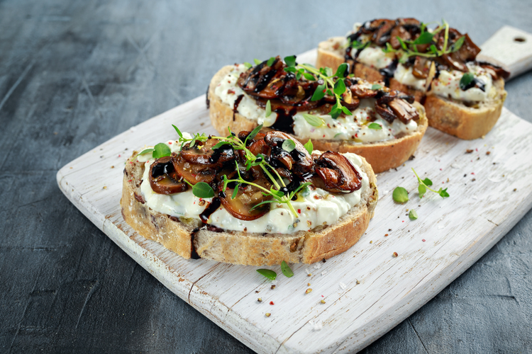 Crostini med vitlökssvamp
