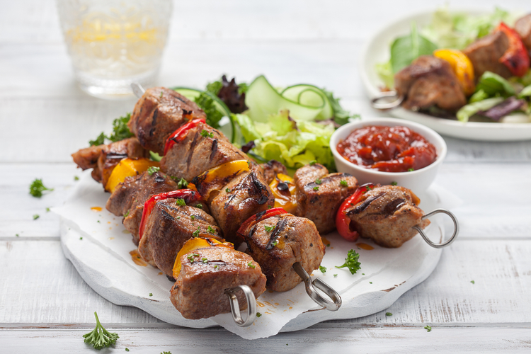 Shish kebab van varkensvlees met salade