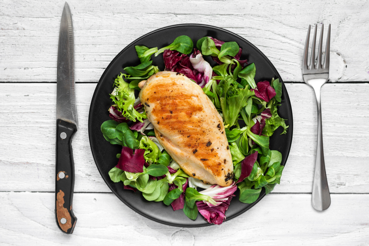 Salat med grillet kyllingebryst